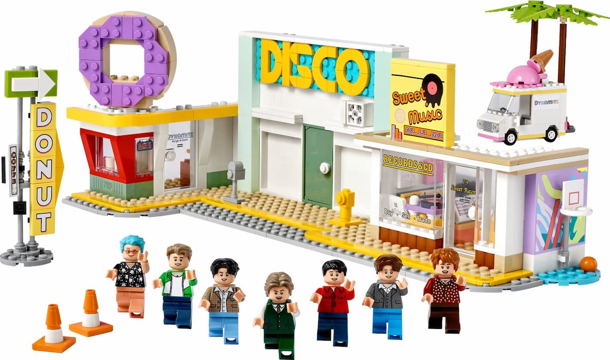 BTS Dynamite LEGO set (#21339-1, 2023)