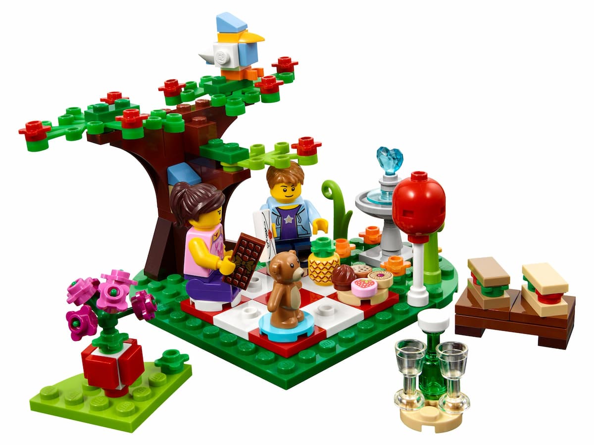 Romantic Valentine Picnic LEGO set (#40236-1)