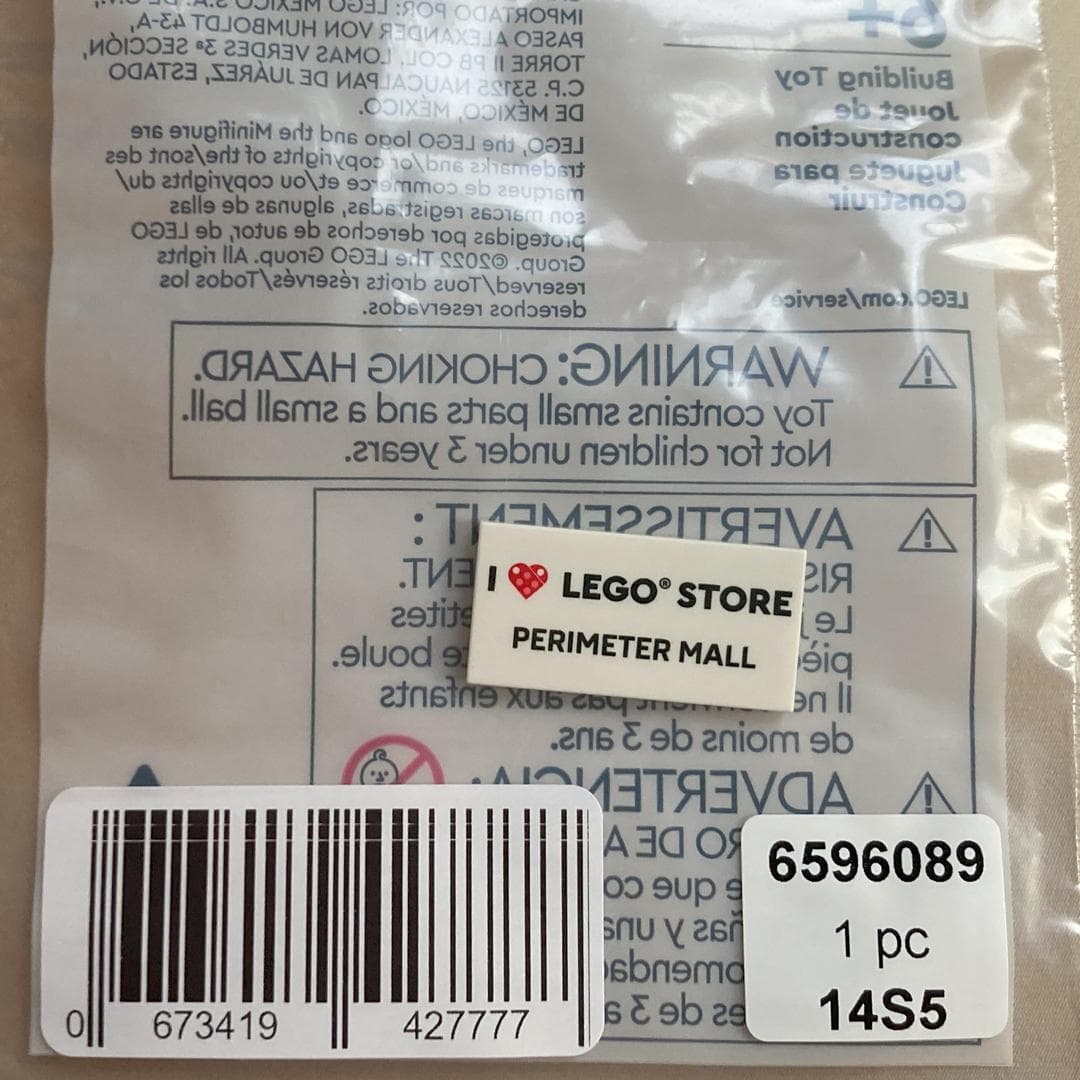 I [Heart] LEGO Store Perimeter Mall Tile LEGO set (#6596089-1)
