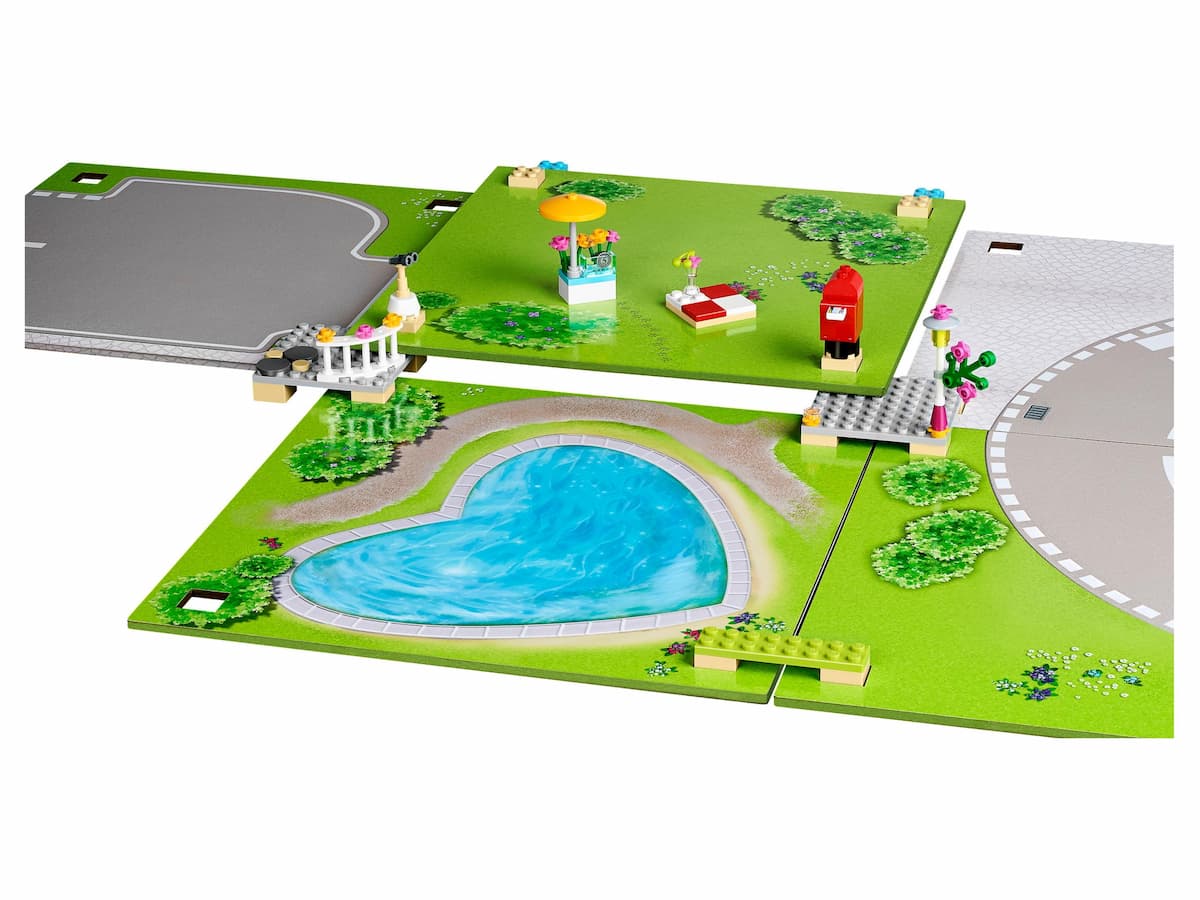 Heartlake City Playmat LEGO set (#853671-1, 95 pieces)